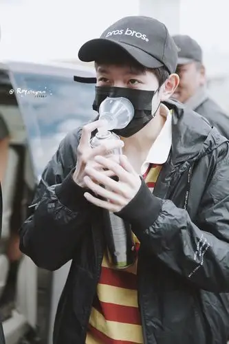 王源稻城飞成都眸中带笑隔着口罩吸氧