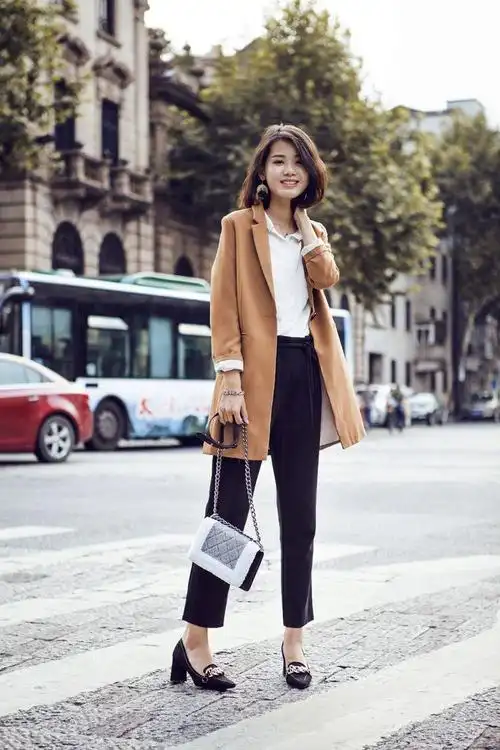 其实并不是这样的,西装最重要的环节是如何与别的单品进行搭配