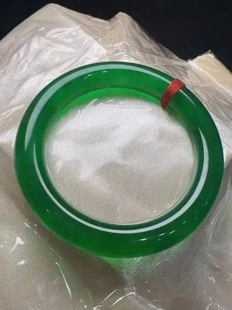 帝王绿翡翠手镯多少钱一只,一亿三千万翡翠手镯长什么样_是一种_宝石