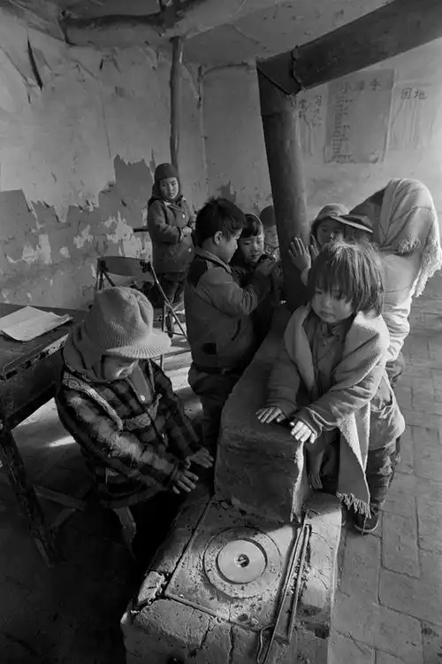 90年代贫困地区的中国儿童,在艰苦的条件下学习 - 动态 - 派谷老照片