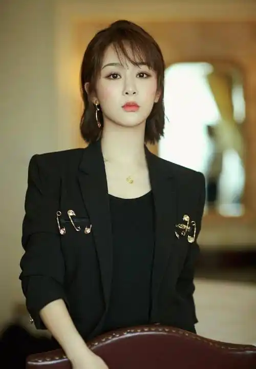 杨紫越来越美了,身穿一袭蓝色连衣裙美出了新天际,优雅又温柔_发型