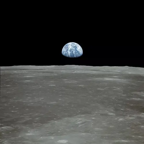 宇航员威廉·安德斯拍下地球从月亮的地平线上"升起"的照片