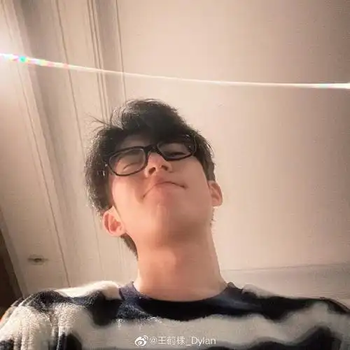 问:朝哪边磕头能有这样的男朋友?这自拍不就是妥妥的女友视角嘛!