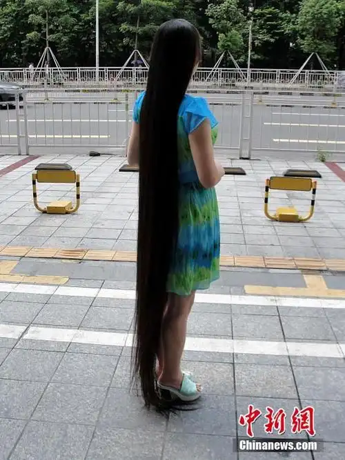 深圳女子15年留2米长头发 为公益寻卖主 - [中国长发网]