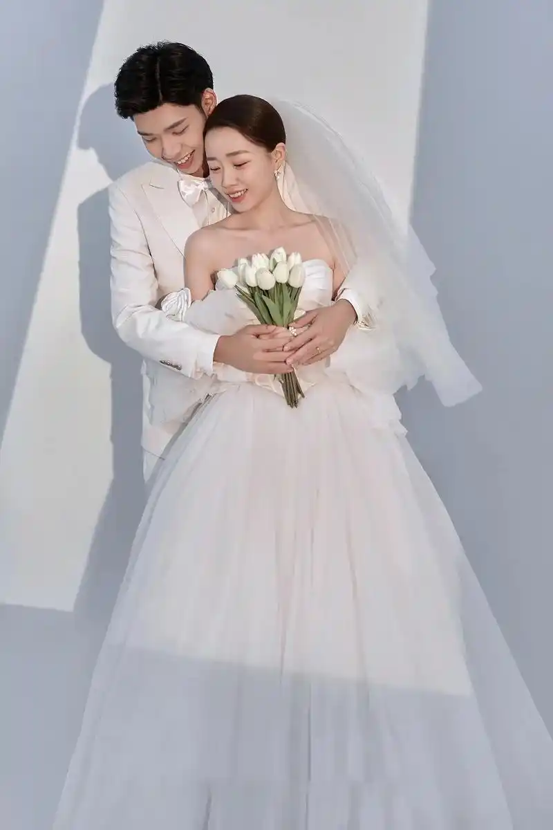 婚纱照风格推荐 #极简婚纱照 #室内婚纱照 #武威德云摄影 - 抖音