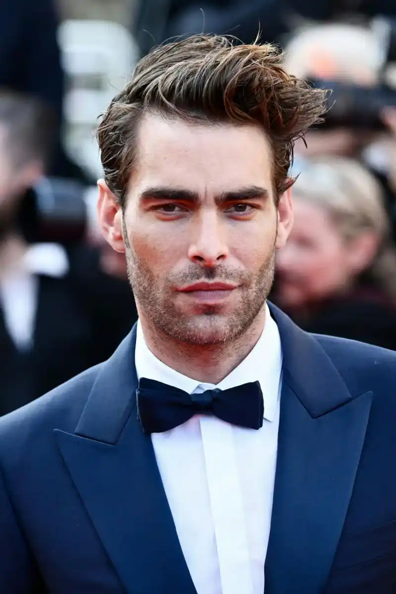 超级男模jon kortajarena亮相第76届戛纳电影节小行星城首映礼红毯