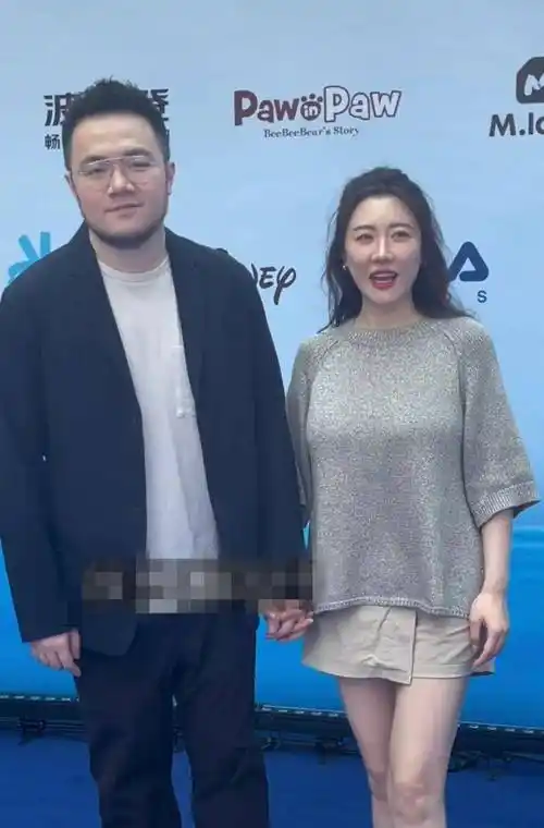 巴图携妻子现身活动,女方不算漂亮但面相善良,难怪宋丹丹会喜欢_那一
