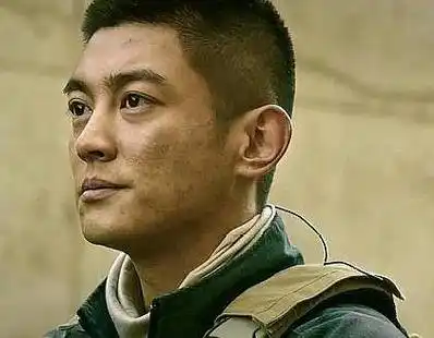 棱角分明的他演起军人来丝毫没有油腻之感,反而更像是铁骨铮铮的硬汉