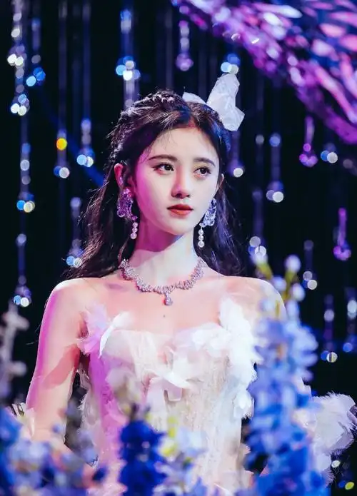 太爱鞠婧祎了,穿抹胸轻纱裙戴蝴蝶发卡,置身花丛美成小仙女了_礼服