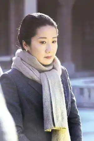 同演《伪装者》,一人凭实力演技已成二线演员,她却貌美无人知