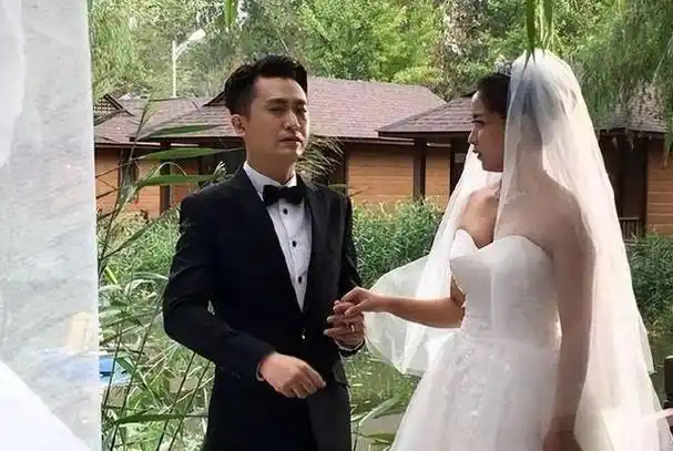 央视主持人杨帆:娶普通妻子李飒,婚后生两女,日子过得有滋有味