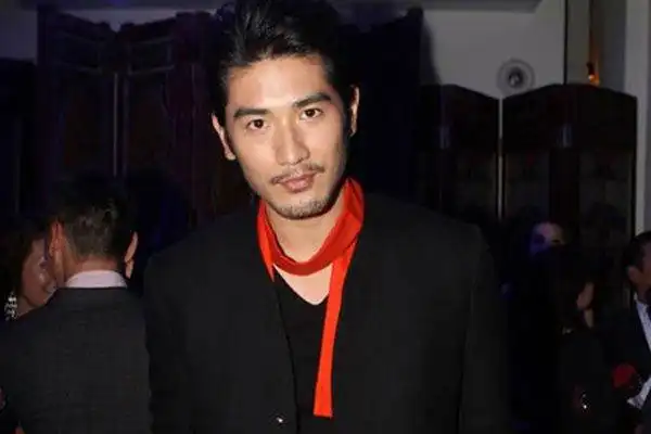 从这一点来看高以翔的圈外女友bella家境应该不错,只是如果按照媒体的