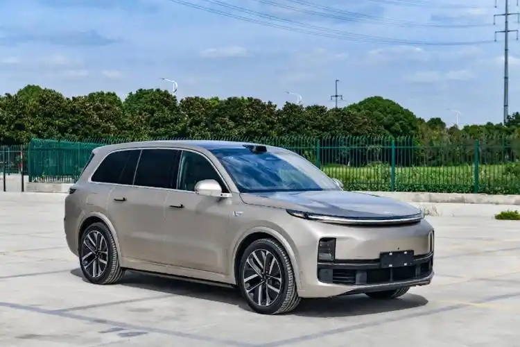 理想l9理想l9金外 棕内 银轮简述金色车漆在当下汽车领域越来越兄众