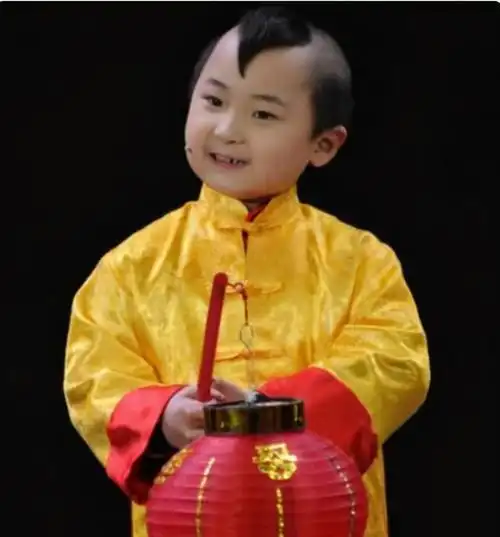 他是一张春节联欢晚会的年画娃娃,他6岁时走红,8岁时去世