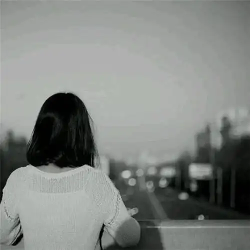 黑白女生背影图片_唯美意境图片_窝窝qq网