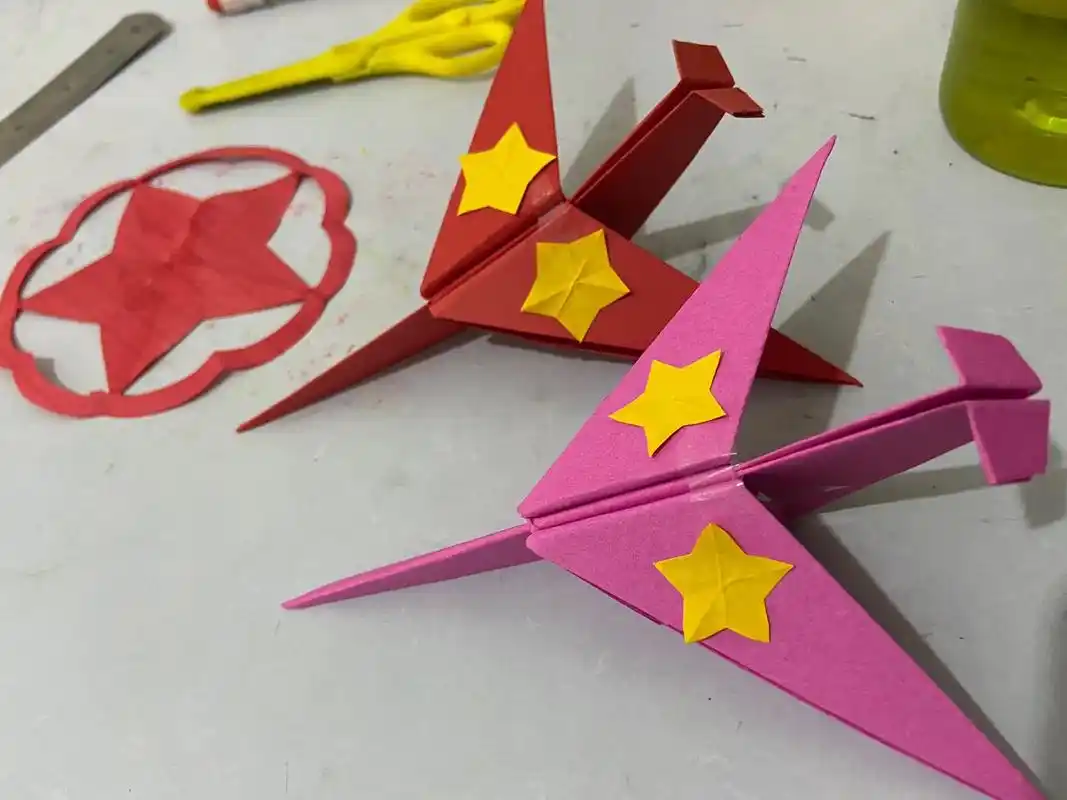 纸飞机#有趣的儿童手工作品#小孩子的快乐总是那么简单 - 抖音