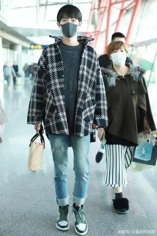 "牙医"肖战春晚小品首秀,穿搭风格依旧在线