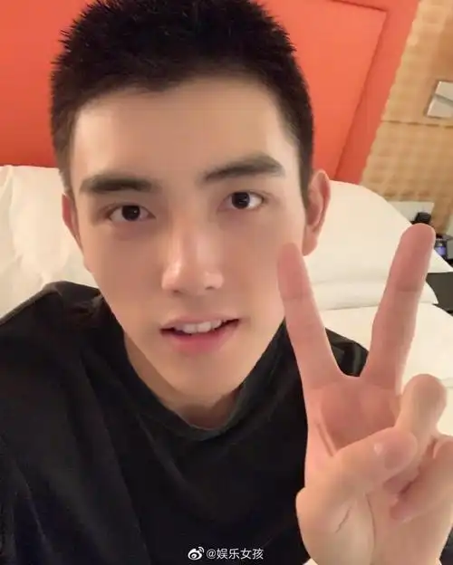 寸头短发才是检验帅哥的唯一标准当红男明星寸头造型合集