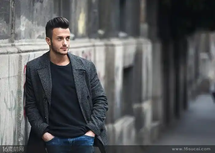 首页 高清图片 高清人物图片 关键词:人物写真街拍休闲墙壁蓝色牛仔裤