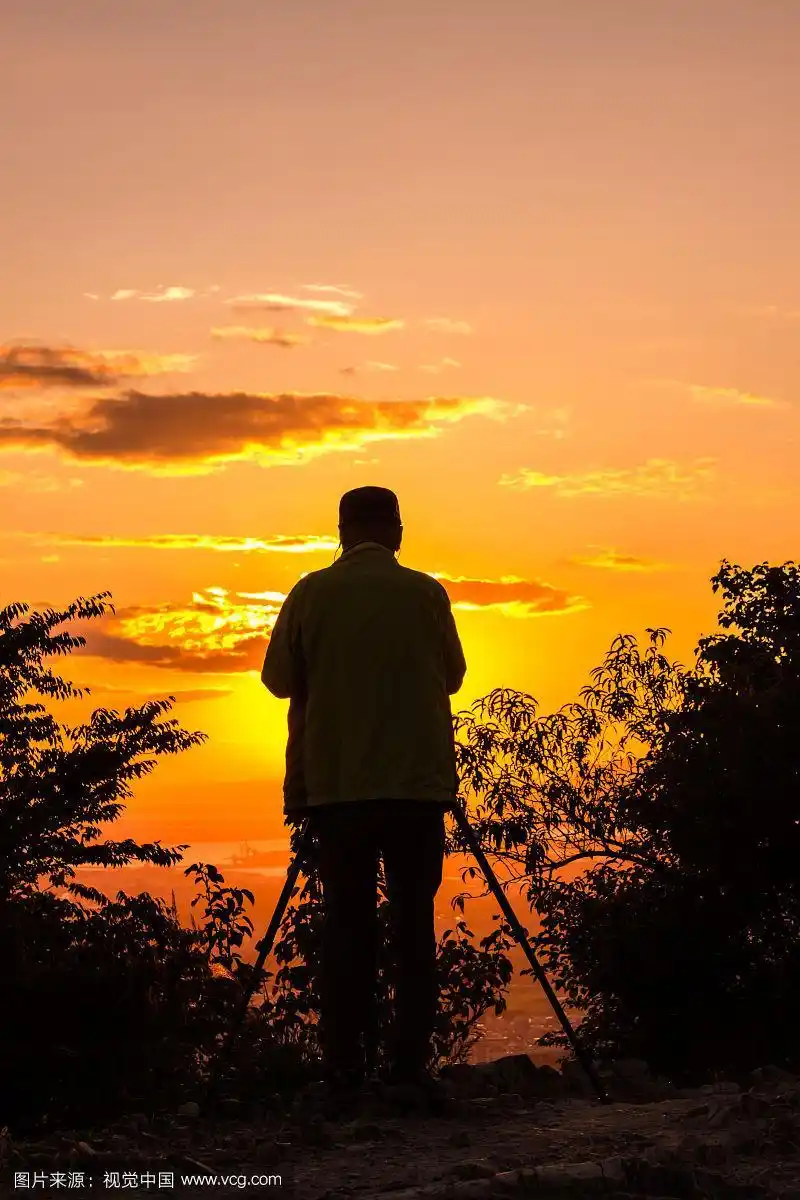 傍晚一个男人的背影
