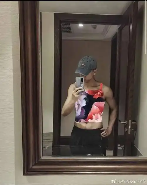 李现给腹肌"穿衣服" 这下好身材更藏不住了|穿搭|时尚|潮流_新浪时尚_