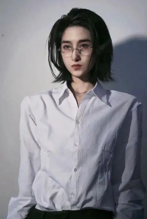 秣茴|因"女生帅起来"爆红,不到3年吸粉1200w  - 知乎