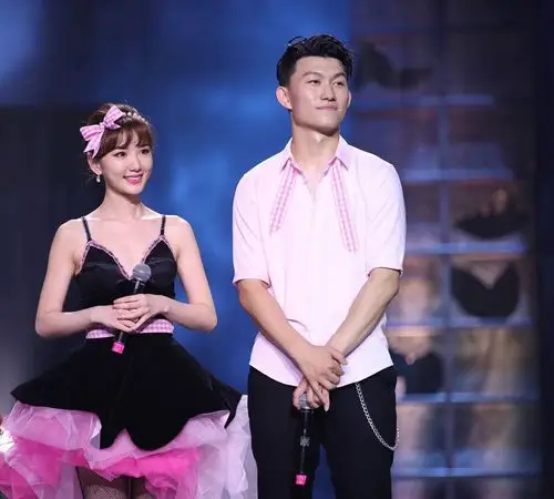《新舞林大会》首战硝烟四起 多位好友争相上演"相爱相杀"_综艺要闻