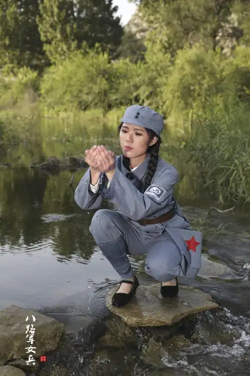 《八路军女兵》