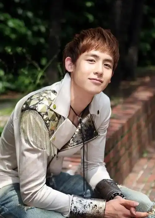 反而是身材变化不大,四肢看起来依然很纤细,没有发福之前,尼坤的五官