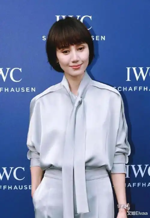 45岁袁泉亲自示范衣穿简裙穿长发利落像赫本一样优雅