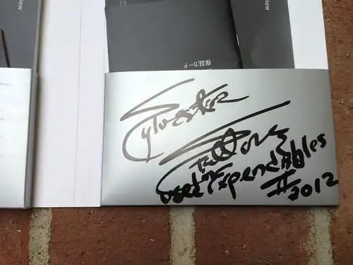 为了证明该信息的真实性,网站还贴出了史泰龙签名时的照片.