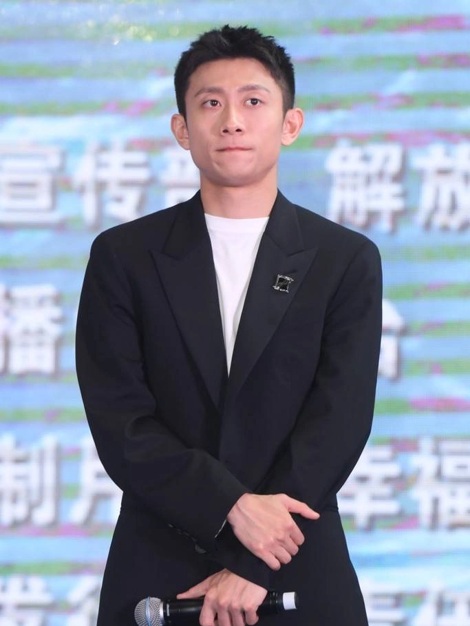 张一山亮相《守岛人》首映 导演与主演一起出席