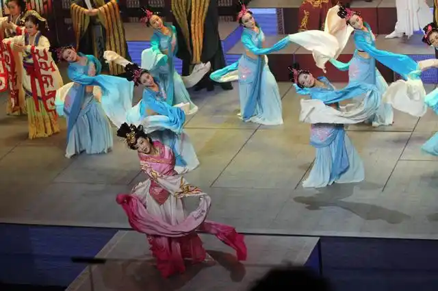 宫廷舞与民间舞是古代共存的两种舞蹈形式,宫廷舞的要求更严格,各方面