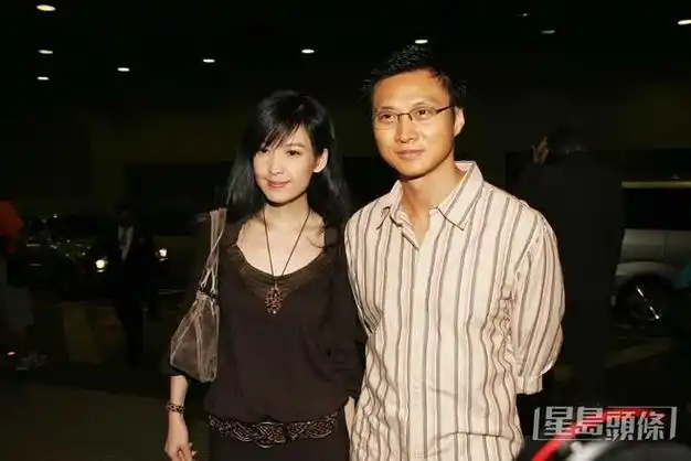 周慧敏与老公倪震合照流出粉碎离婚传言夫妻依偎灿笑感情好