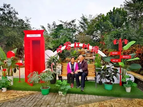 湾主们在湿地公园里与趣味十足的合影墙拍照留念,还加入到具有民族