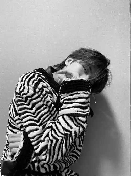 蔡徐坤更新绿洲发帅照 爱豆太黏人了怎么办!_手机搜狐网