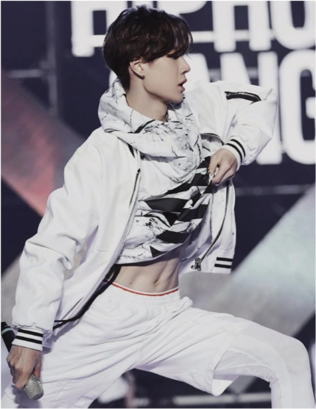 明星腹肌很撩人!成毅让人想不到,吴世勋很有型