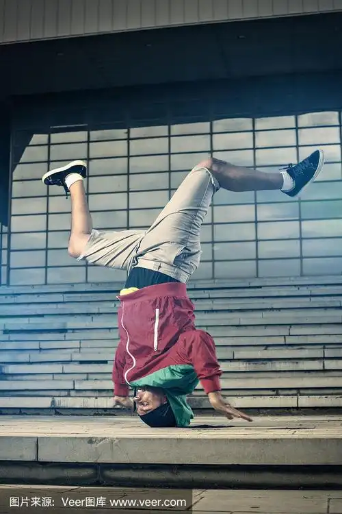 霹雳舞演员做头倒立