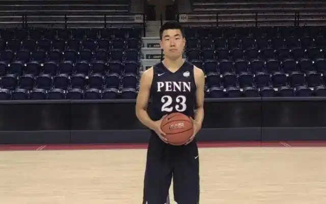 可以看到,尽管目前还是u19男篮,但王泉泽的身高已经比追梦格林更高了