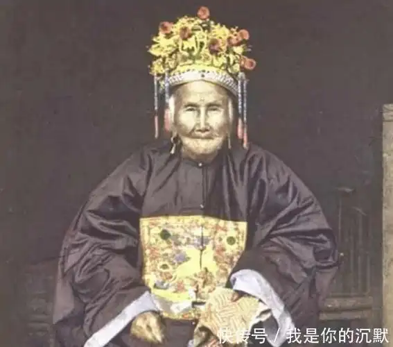 照片中的老妇人看起来虽然没有了牙齿,但是穿上朝服
