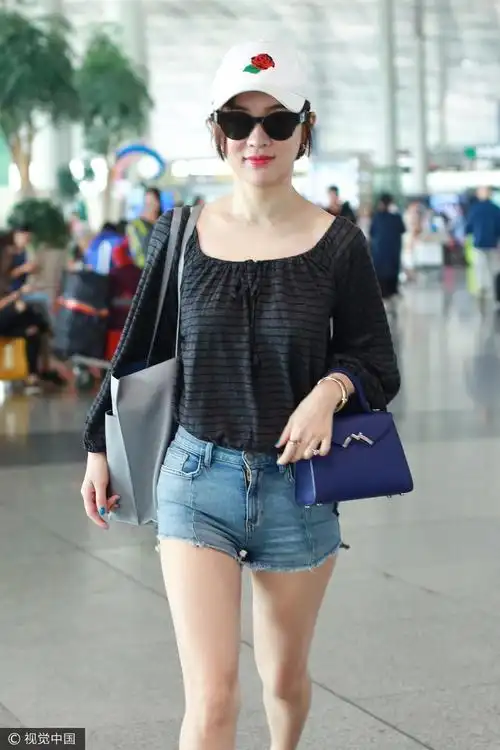 辣妈霍思燕热裤秀美腿 皮肤白到发亮