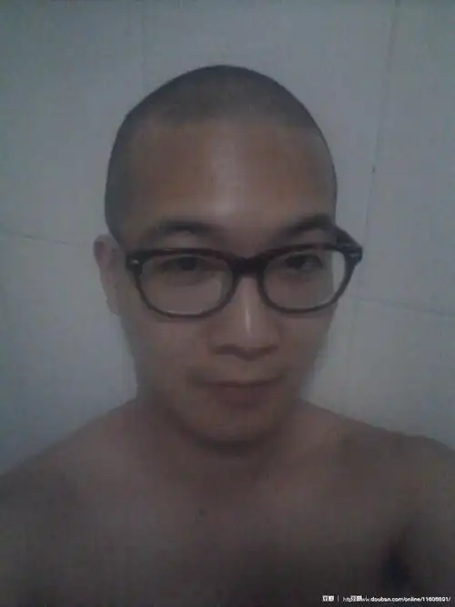 线上活动照片- 真的帅哥,敢于晒出铮亮的光头