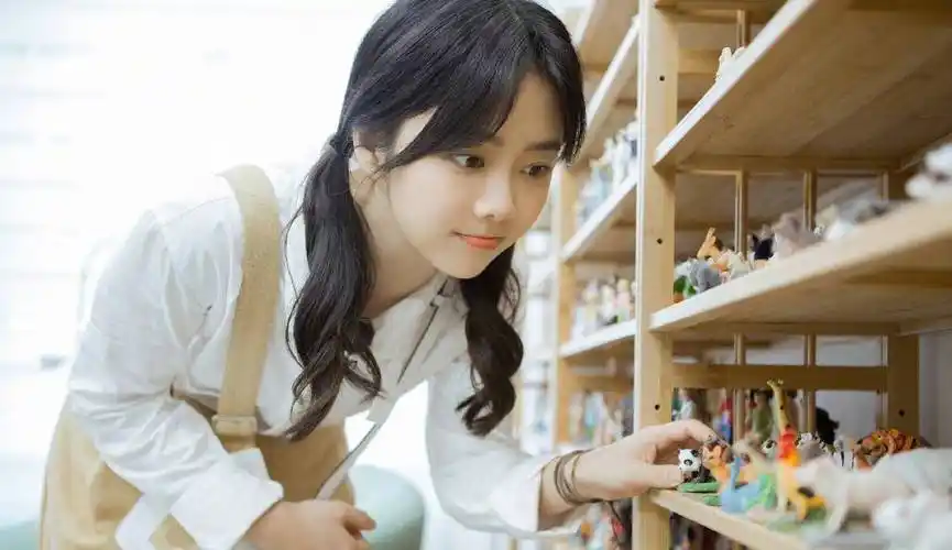 30岁谭松韵还能演高中生,穿白衬衫配短裤,满脸胶原蛋白好显美_节目