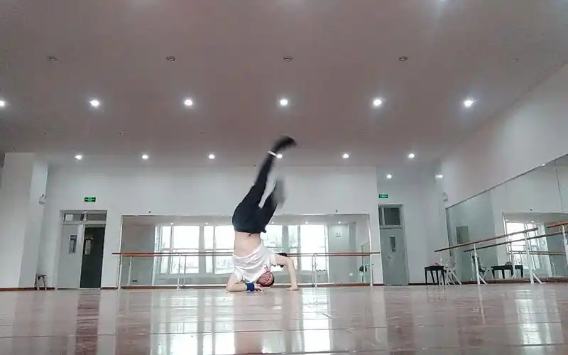 嘻哈街舞街舞达人breaking阿金倒立三角定头定肘定连接街舞