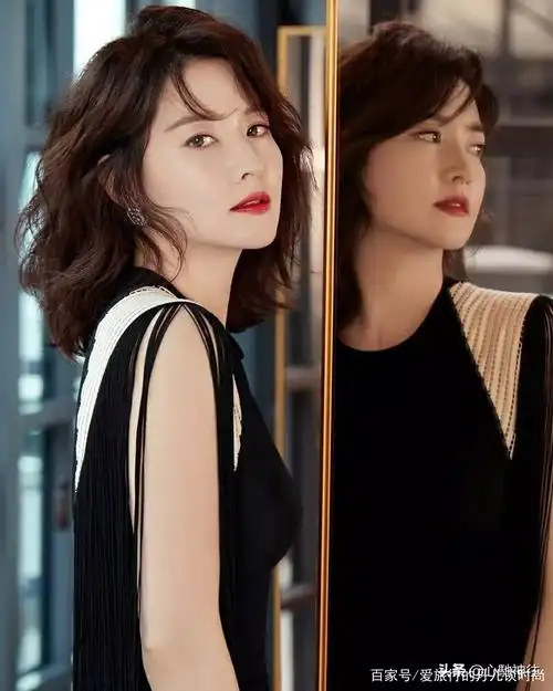 一头短发的李英爱更加有气质.