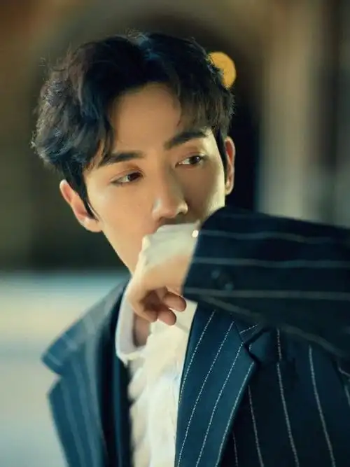 帅哥壁纸:蠢萌男明星朱一龙图片-小虾米