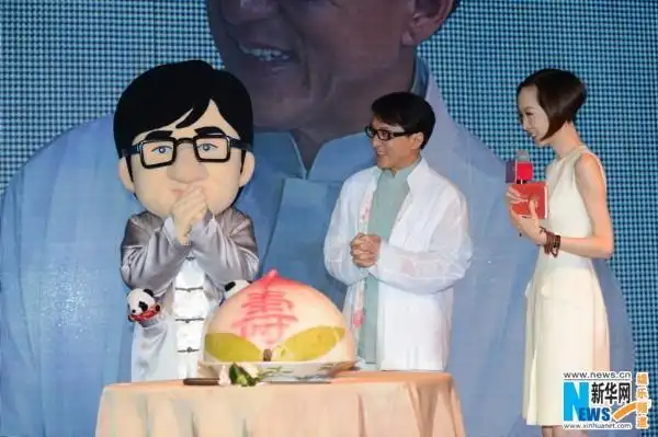 成龙六十岁生日宴大走节俭路线众星吃长寿面