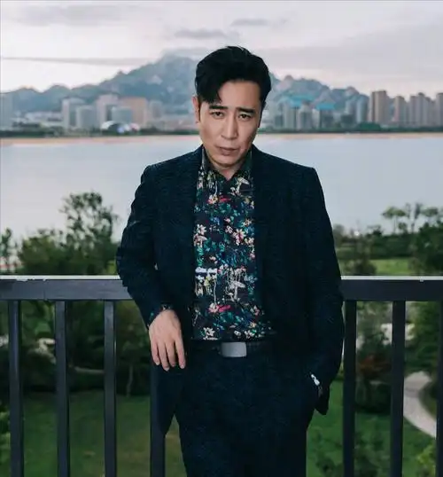 于和伟简历个人资料简介 :40岁大器晚成,绯闻不要紧,糟糠之妻不能丢