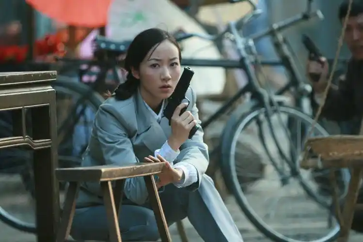 林静身怀一枪毙命的绝杀技新浪娱乐讯《地下地上》中韩雪首次以军装示