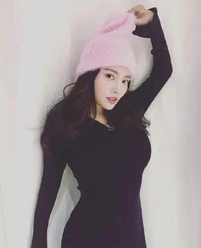 徐冬冬性感紧身裙丰胸巨乳诱人 粉色帽子靓丽抢眼